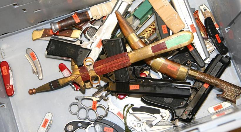 Un échantillon des armes saisies sur des gens, notamment durant leur virée nocturne. POLICE/DR Les douaniers saisissent aussi des armes. DR 