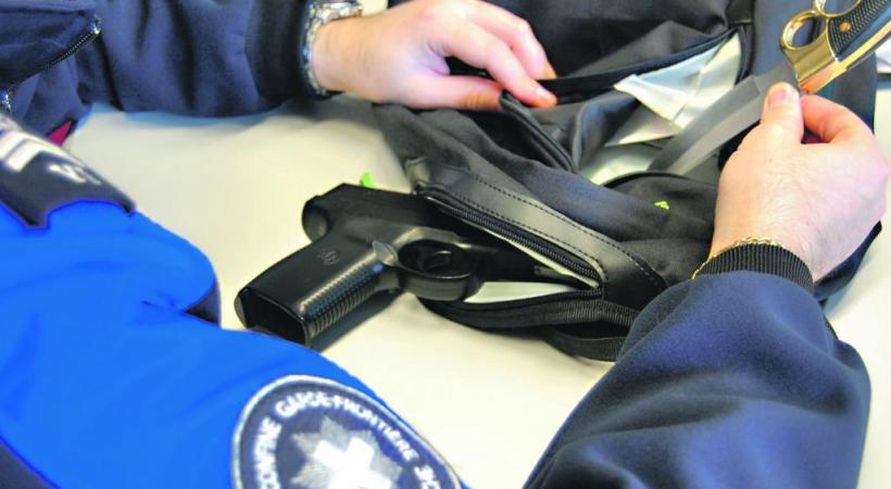 Un échantillon des armes saisies sur des gens, notamment durant leur virée nocturne. POLICE/DR Les douaniers saisissent aussi des armes. DR 