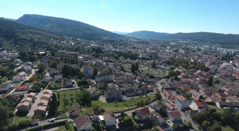 Oyonnax, son église Saint-Léger, son arc monumental et... son équipe de rugby. PHOTOMONTAGE Le lac Genin pour la promenade et la baignade. Culture et sports, l’hiver se décline sur tous les tons à Oyonnax. Oyonnax offre l’air le plus pur de la région Rhône-Alpes. Sport d’hiver grandeur nature. Grande scène du Centre culturel Aragon. L’USO (en rouge et noir) porte haut les valeurs sportives d’Oyonnax. 