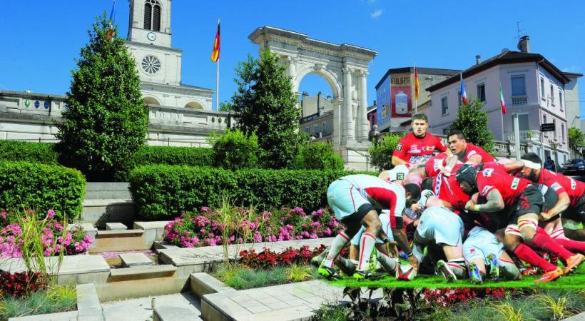 Oyonnax, son église Saint-Léger, son arc monumental et... son équipe de rugby. PHOTOMONTAGE Le lac Genin pour la promenade et la baignade. Culture et sports, l’hiver se décline sur tous les tons à Oyonnax. Oyonnax offre l’air le plus pur de la région Rhône-Alpes. Sport d’hiver grandeur nature. Grande scène du Centre culturel Aragon. L’USO (en rouge et noir) porte haut les valeurs sportives d’Oyonnax. 