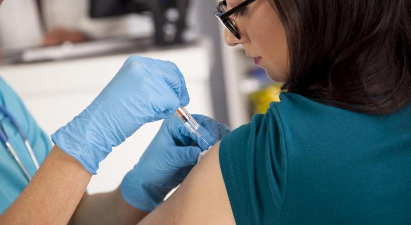 Le vaccin contre la grippe est aussi conseillé aux personnes jeunes et en bonne santé.  GETTY IMAGES/PAMELA MOORE 
