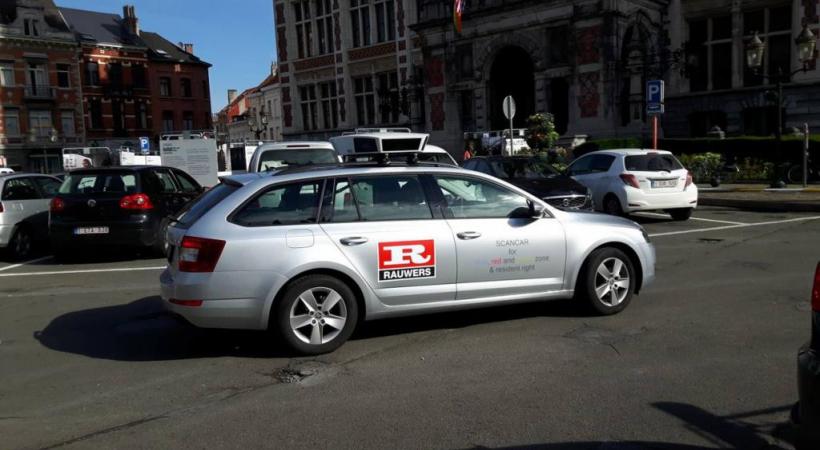 Un nouveau système pour mieux réguler le stationnement permet d’augmenter la productivité du contrôle. A gauche, une voiture-robot testée à Bruxelles, à droite, à Rotterdam. DR 