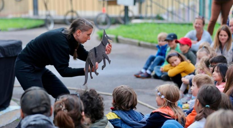 Les jeunes spectateurs captivés par l’histoire  de «Pierre et le loup». BRIGOU