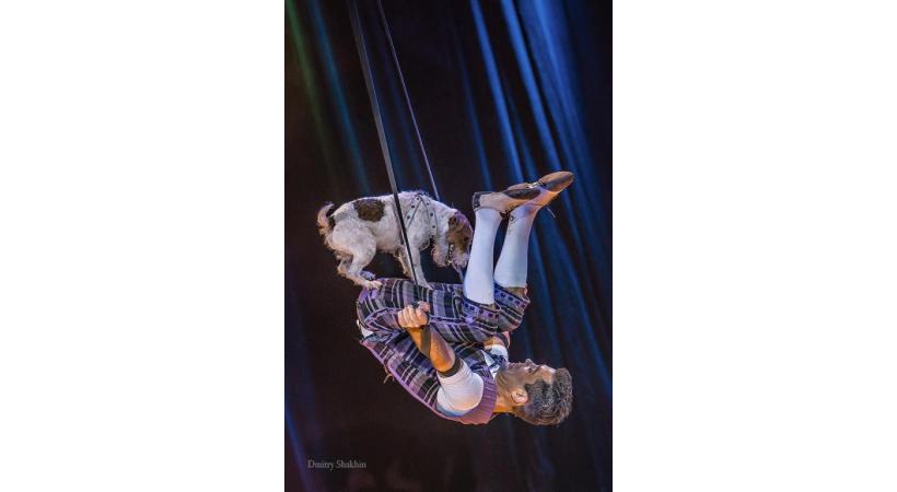 Le fabuleux numéro de Rustam avec Junior, son chien volant. DR 