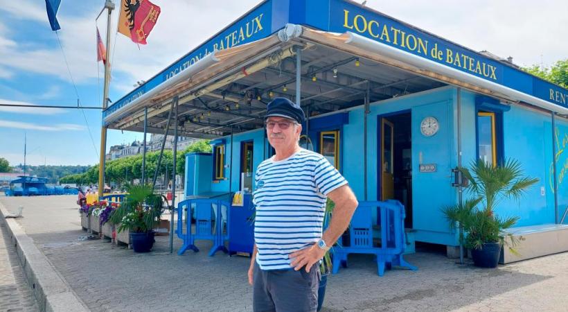 Gilles Urben devant son entreprise de location de bateaux, sur lequel 70m2 de panneaux solaires ont été installés. TR