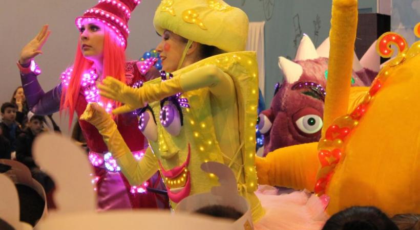 Des personnages en costumes de lumière qui font la joie des jeunes spectateurs. DR 