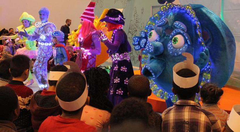 Des personnages en costumes de lumière qui font la joie des jeunes spectateurs. DR 