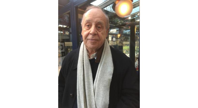Jean Ziegler (au centre), entouré par les journalistes Philippe Kottelat et Charaf Abdessemed, considère la mort comme un scandale. DR 