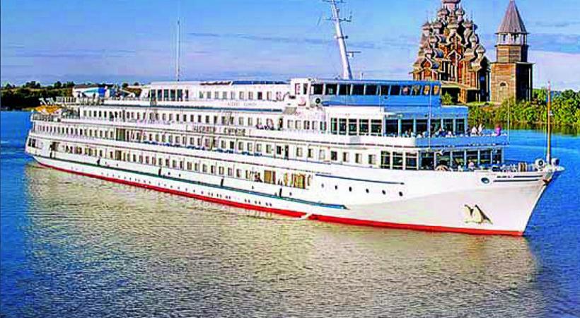 Le M/S Kandinsky Prestige sur le lac Onega devant l’île de Kiji et son exceptionnelle église de la Transfiguration avec ses 22 coupoles, classée au Patrimoine mondial de l’Unesco.