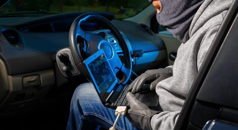 Aujourd’hui, les malfrats utilisent souvent un ordinateur pour déverrouiller le système d’allumage des véhicules. GETTY IMAGES/DEJAN-DUNDJERSKI 