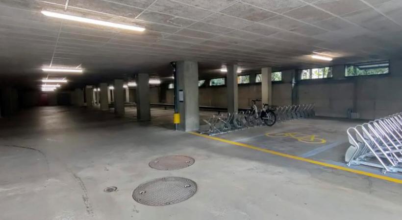 Dans le parking de la Haute école de santé (HEdS), les places pour les deux-roues motorisés sont devenues payantes. DR