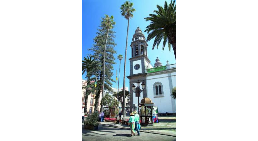 San Cristobal de la Laguna sur l’île de Tenerife.  La vieille ville d’Ibiza depuis le port de pêche. TURESPAñA Cáceres. Gettyimages 