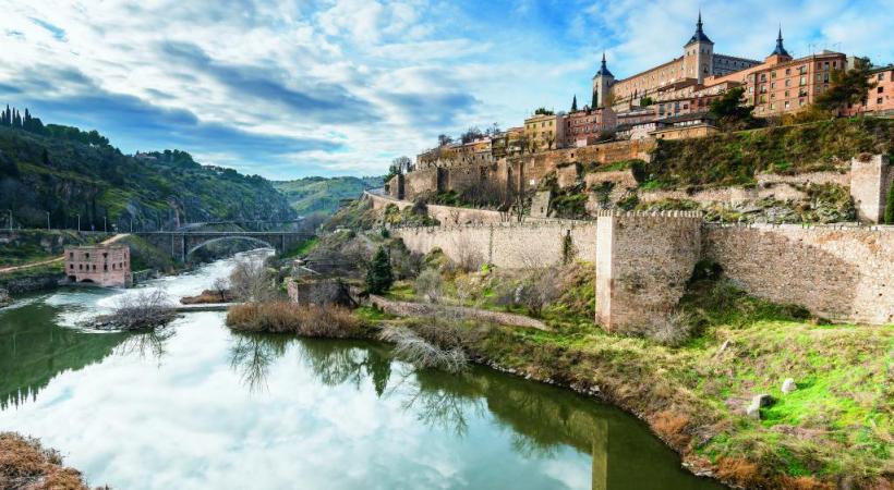 Le Tage baigne Tolède tandis que l’Alcazar domine la capitale de la communauté autonome Castille-La Manche. GETTYIMAGES 