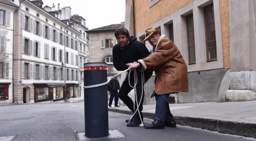 «Ces bornes dépassent les bornes!» Fabrice Letellier, directeur de la boutique «Black Out Genève», et Jean-Yves Glauser, patron du restaurant de l’Hôtel-de-Ville. PASCAL BITZ 