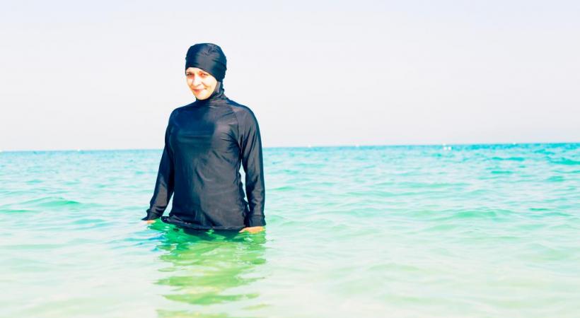 D’une piscine à l’autre, la règle concernant l’usage du burkini varie. 123RF 