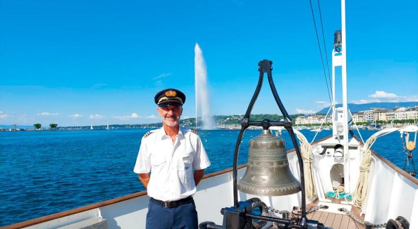 David Vuarnet, capitaine à la CGN, pose à l’avant du bateau historique qu’il pilote: le Savoie. TR