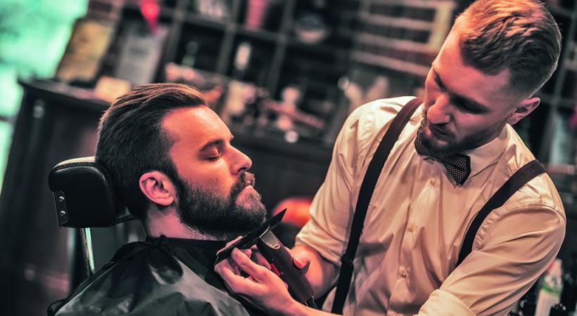 Laissez-vous chouchouter par les mains expertes des barbiers genevois  et goûtez à un moment de détente hors du temps. GETTY IMAGES/G-STOCKSTUDIO 