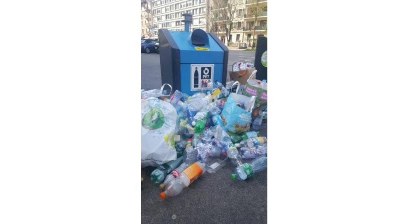 Pris au dépourvu, beaucoup d’usagers ont préféré abandonner leurs bouteilles de PET  sur la voie publique, transformant du même coup des écopoints en véritables dépotoirs. DR 