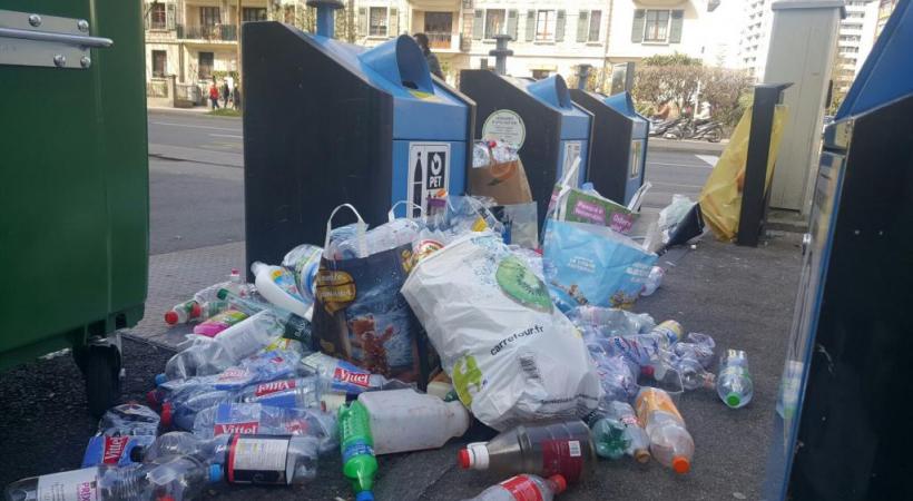 Pris au dépourvu, beaucoup d’usagers ont préféré abandonner leurs bouteilles de PET  sur la voie publique, transformant du même coup des écopoints en véritables dépotoirs. DR 
