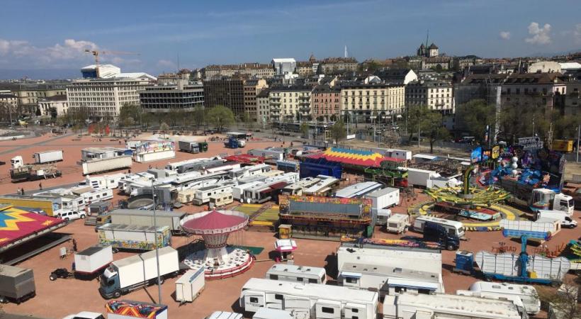 La foire du printemps à Genève, c’est l’arrivée des carrousels sur la plaine. Dommage, il y en aura peu cette année, faute de places… FB 