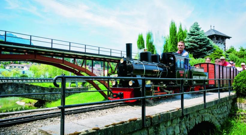 Deux kilomètres de circuits, notamment agrémentés de huit ponts et autant de tunnels. On s’y croirait… Les familles sont la première clientèle  du Swiss Vapeur Parc.  