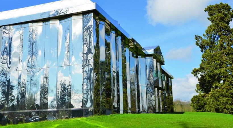 Le château de Rentilly date du XVIe siècle mais son nouveau costume fait de lui un symbole de l’art contemporain. DR