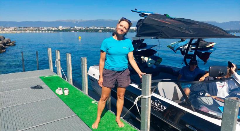 Pendant tout l’été, Karin Buchet tracte les amateurs de glisse sur le Léman avec son puissant bateau de 450 chevaux. TR 