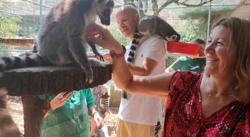 La rencontre avec les lémuriens a donné le sourire aux parrains et marraines.MP