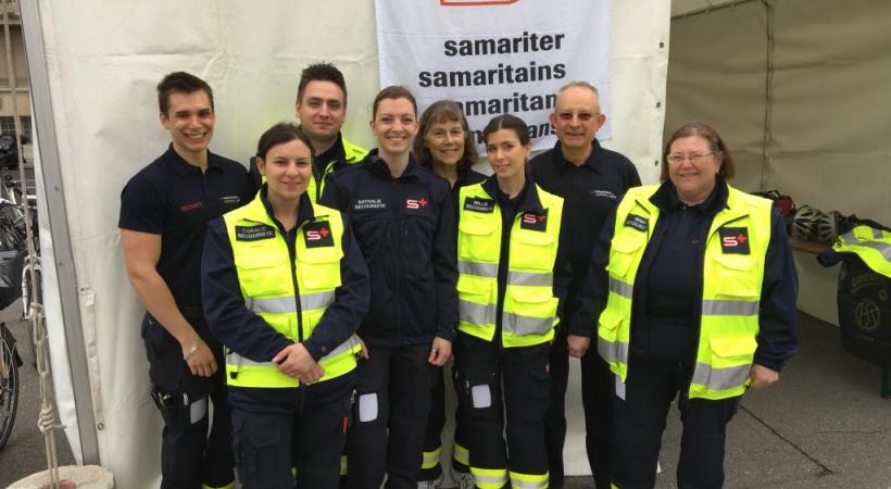 Michel Chevallier (2e à droite) est entouré par une équipe de Samaritains genevois. DR 