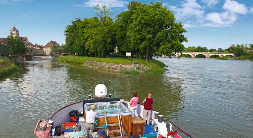 Le canal de Marne pour une promenade apaisante au fil de l’eau. CROISIEUROPE/DR L’abbaye d’Hautvillers, berceau du Champagne. DR La cathédrale de Reims compte 2303 sculptures… DR Les croisières sont ponctuées par le passage des écluses. DR 