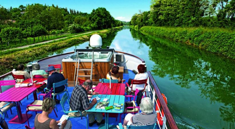 Le canal de Marne pour une promenade apaisante au fil de l’eau. CROISIEUROPE/DR L’abbaye d’Hautvillers, berceau du Champagne. DR La cathédrale de Reims compte 2303 sculptures… DR Les croisières sont ponctuées par le passage des écluses. DR 