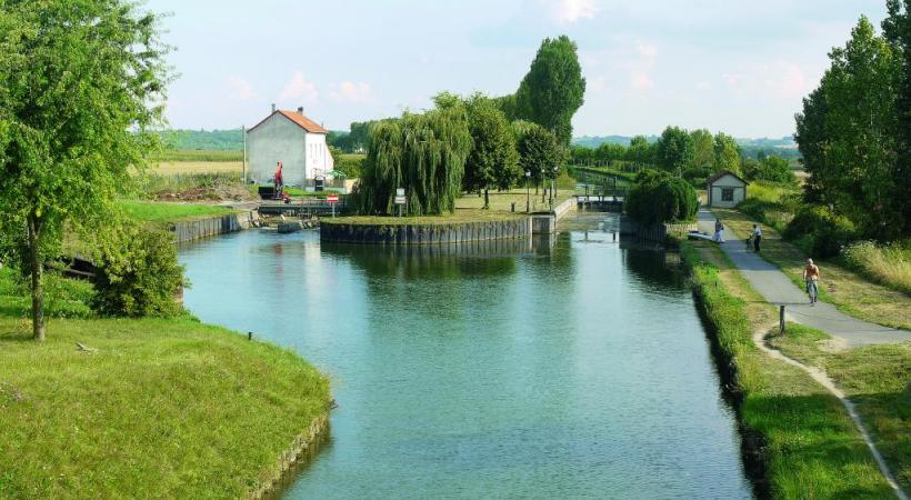 Le canal de Marne pour une promenade apaisante au fil de l’eau. CROISIEUROPE/DR L’abbaye d’Hautvillers, berceau du Champagne. DR La cathédrale de Reims compte 2303 sculptures… DR Les croisières sont ponctuées par le passage des écluses. DR 