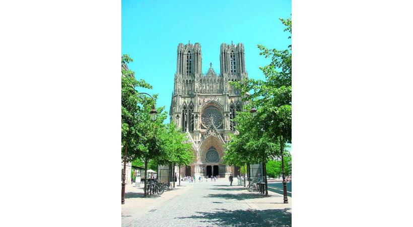 Le canal de Marne pour une promenade apaisante au fil de l’eau. CROISIEUROPE/DR L’abbaye d’Hautvillers, berceau du Champagne. DR La cathédrale de Reims compte 2303 sculptures… DR Les croisières sont ponctuées par le passage des écluses. DR 