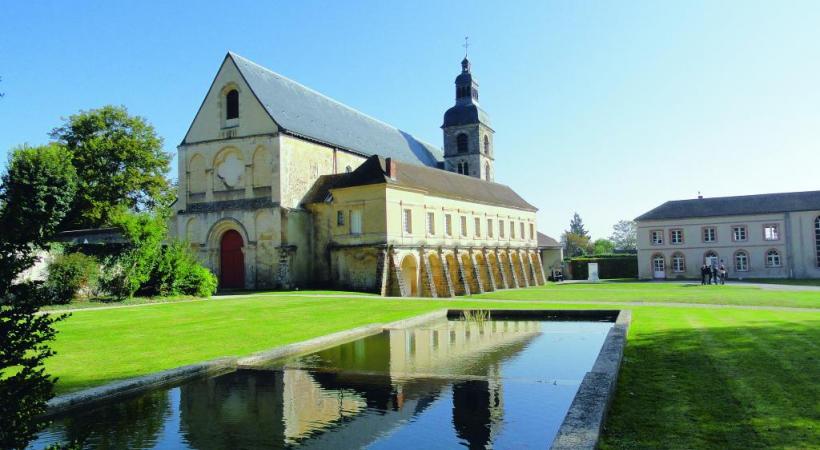 Le canal de Marne pour une promenade apaisante au fil de l’eau. CROISIEUROPE/DR L’abbaye d’Hautvillers, berceau du Champagne. DR La cathédrale de Reims compte 2303 sculptures… DR Les croisières sont ponctuées par le passage des écluses. DR 