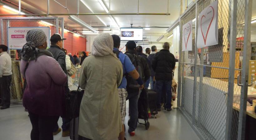 Chaque mardi, il y a près de trois heures d’attente devant la bâtisse des «Colis du cœur» de la rue Blavignac à La Praille! STéPHANE CHOLLET 