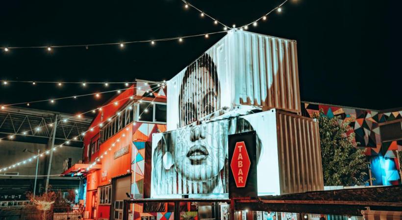 Une ambiance colorée au Village du Soir. BENJAMIN BESNARD