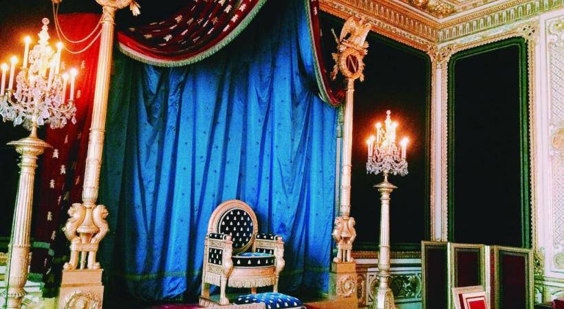 La salle du trône. Avec ses cours et ses jardins, le château atteint une superficie de 130 hectares. DR 