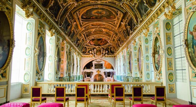 La salle du trône. Avec ses cours et ses jardins, le château atteint une superficie de 130 hectares. DR 