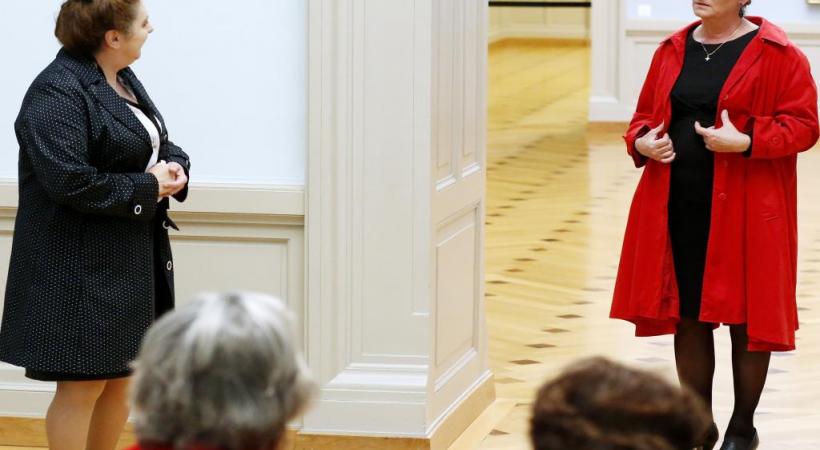 Doris Ittig entraîne Claude-Inga Barbey dans une visite insolite. MAGALI GIRARDIN 