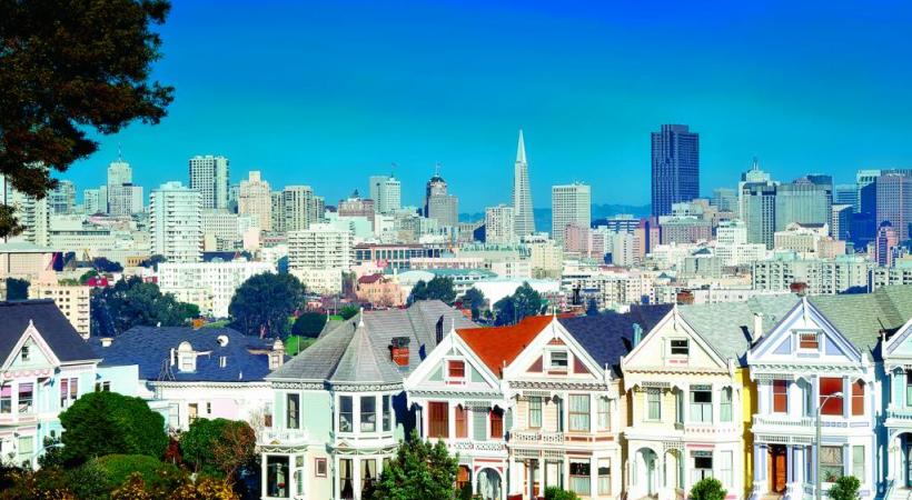 Contraste entre les maisons victoriennes et les buldings. DR La mythique prison d’Alcatraz se laisse découvrir en arrière-plan. 