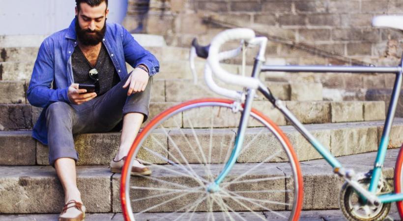 L’homme hipster se déplace souvent à vélo. GETTY IMAGES/TEMPURA 