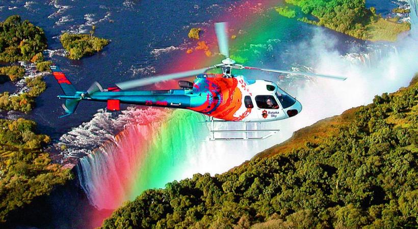 Le survol en hélicoptère des chutes Victoria, sur le fleuve Zambèze, à cheval entre la Zambie  et le Zimbabwe: un must. CROISIEUROPE 