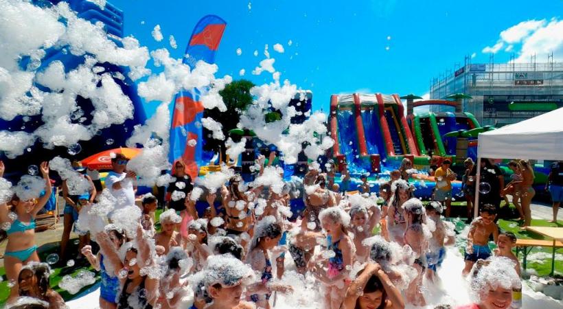 Les enfants s’éclatent dans la Mousse Party. YATOULAND