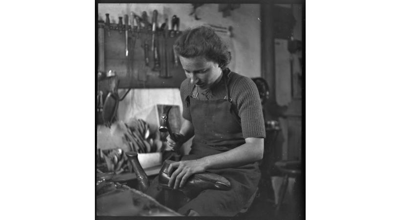 Première cordonnière de Suisse, en 1944. 