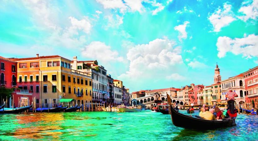 Le Grand Canal avec le pont du Rialto en arrière-plan. MIREILLE 