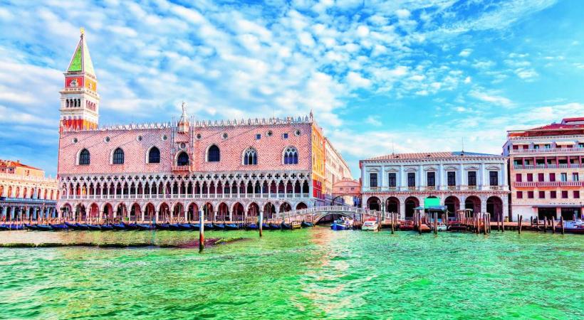 Le palais des Doges (à gauche), avec, sur sa façade à droite, le pont des Soupirs. MUZHIK 