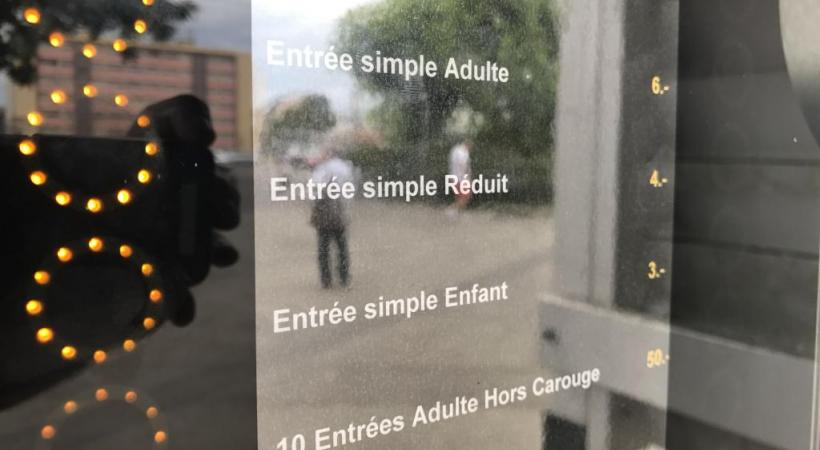 Un automate à distribution de billets devant la piscine de Carouge. F. HALLER 