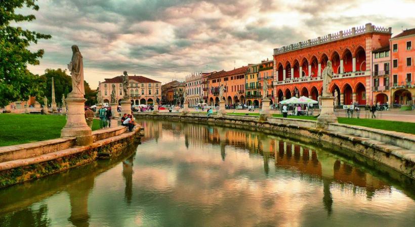 Le Prato della Valle de Padoue, la plus grande place d’Italie et l’une des plus grandes de toute l’Europe.dr