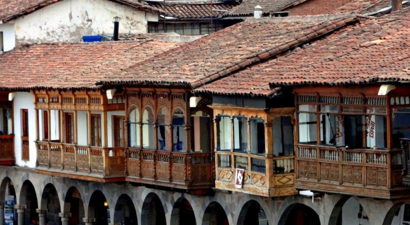 Des balcons de bois sculptés à Cuzco. 