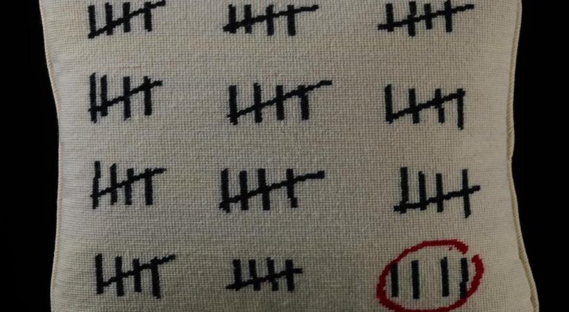 Un coussin à motif  de calendrier de prisonnier  créé par Adrian Anthony Gill.